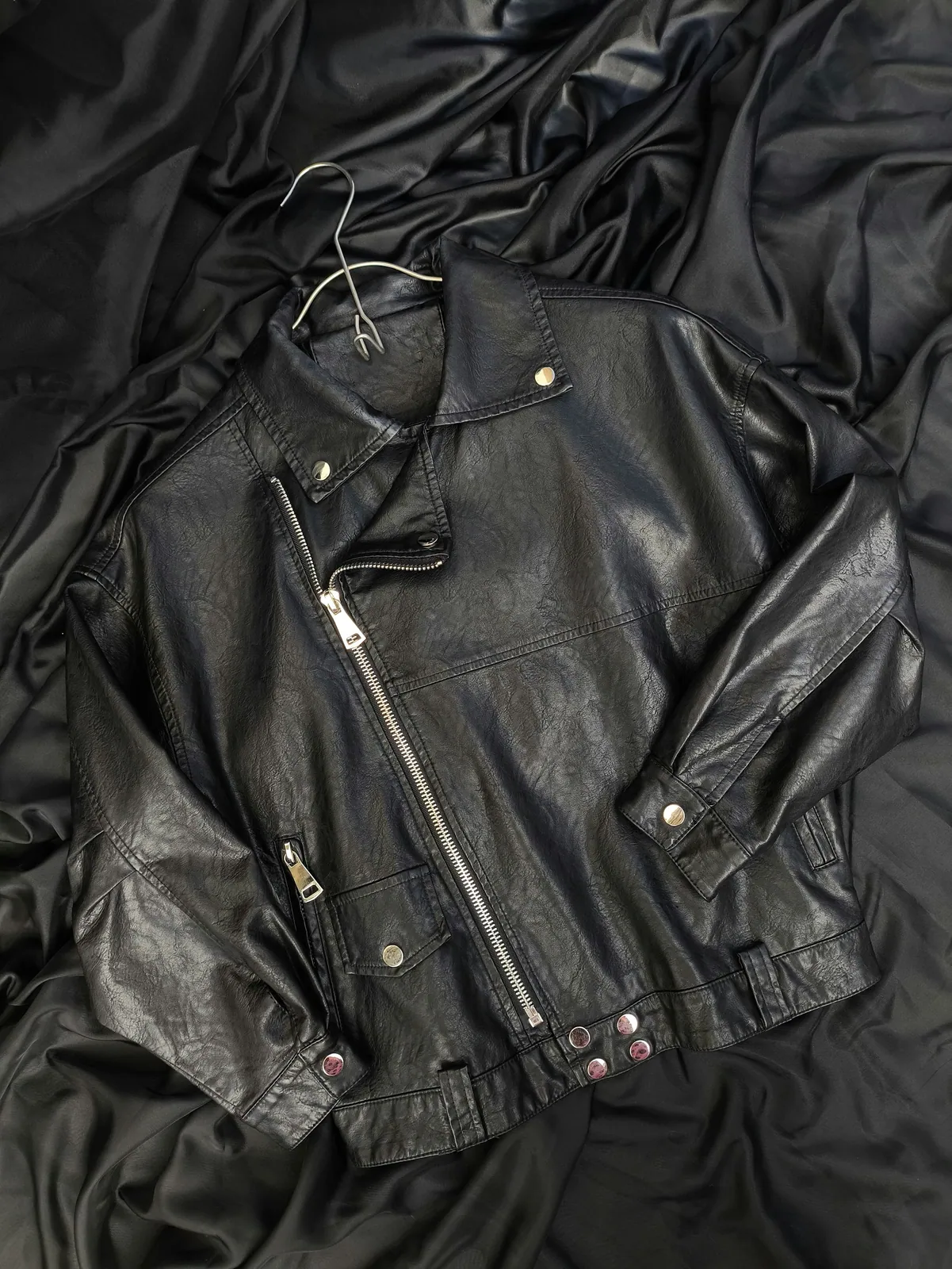 Blouson en cuir noir style motard