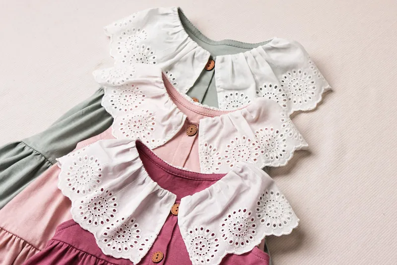 Robe fille rose à col brodé, 4 ans / 104 cm · Très bon état