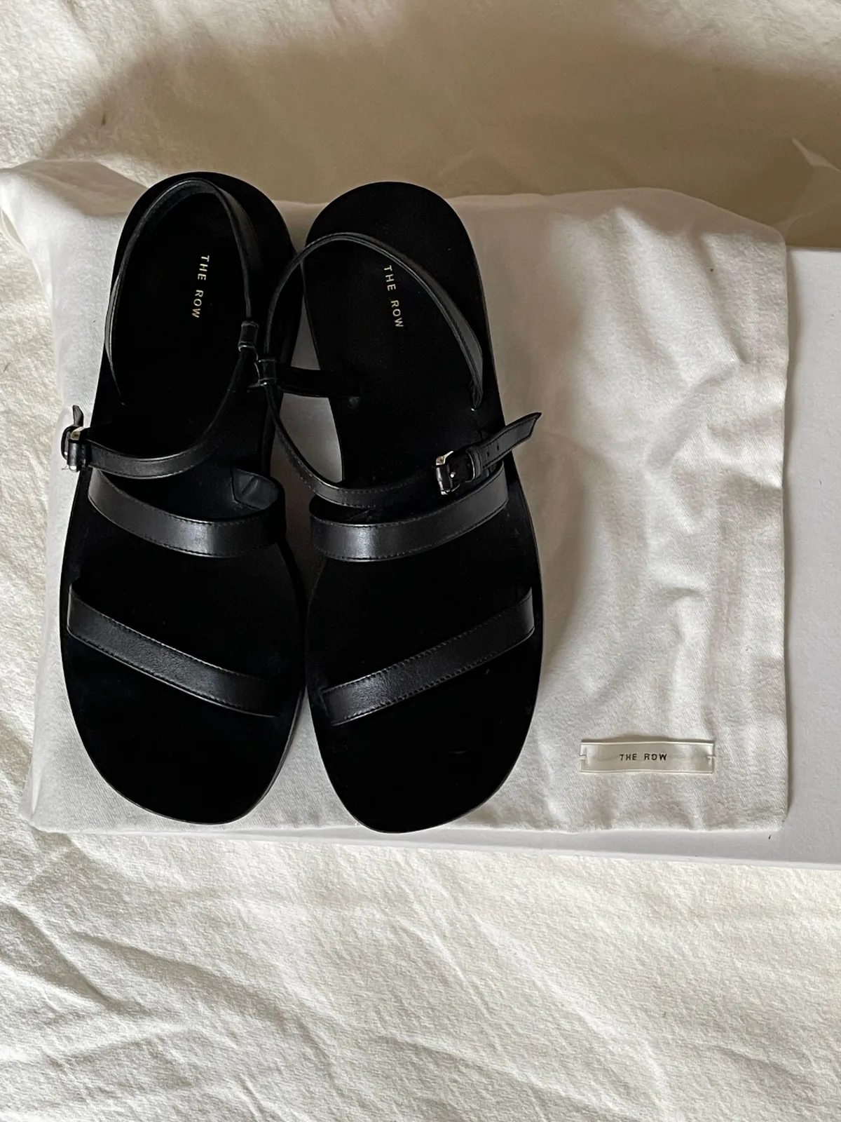 Mules noires à brides