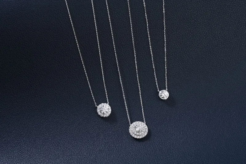 Collier fin avec pendentif, Très bon état