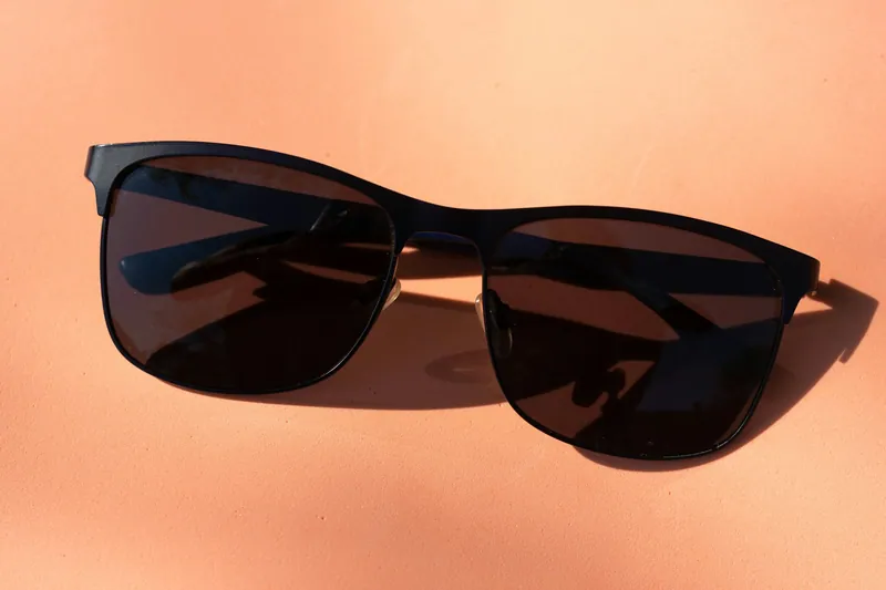 Lunettes de soleil noires, حالة جيدة جدا