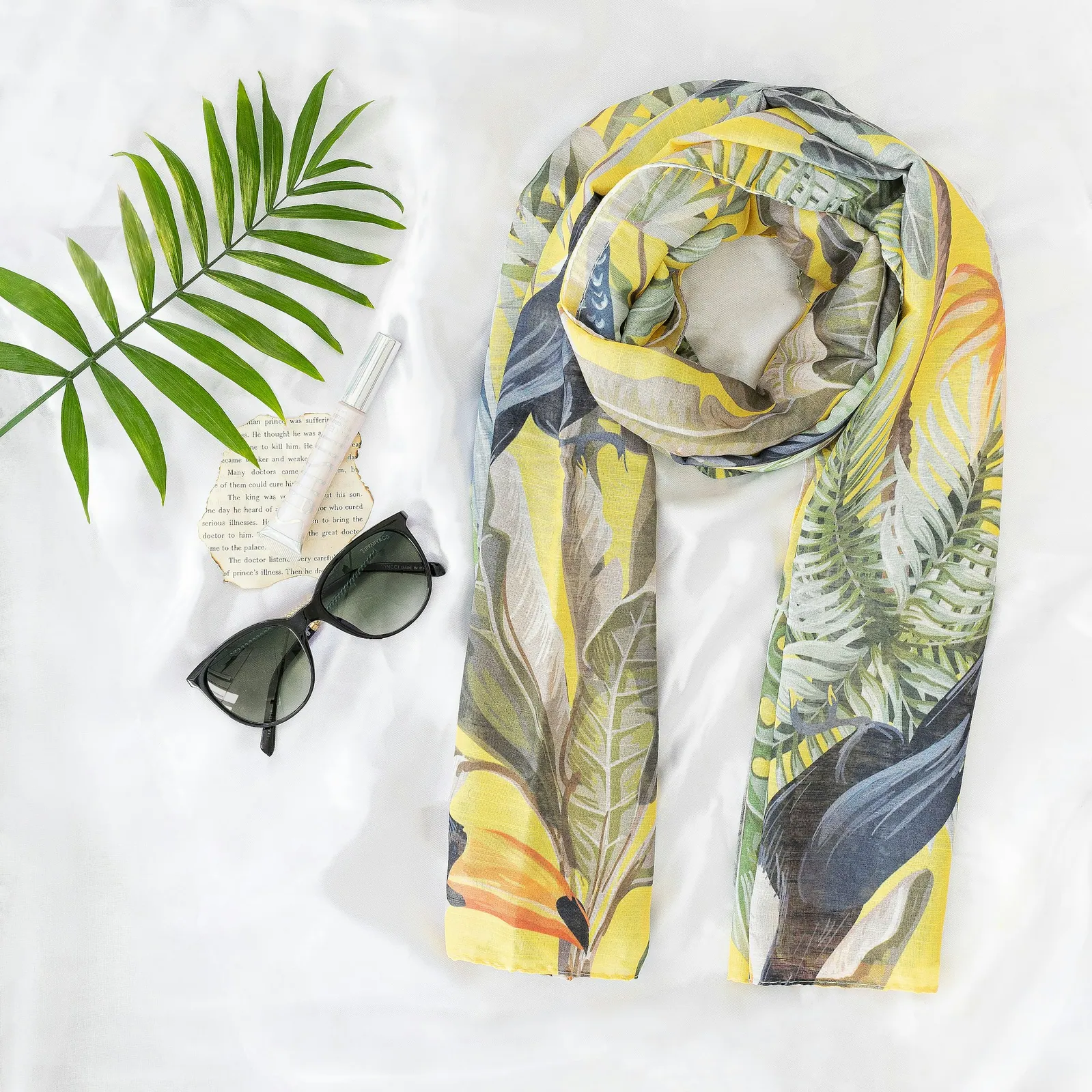 Foulard carré jaune à motifs