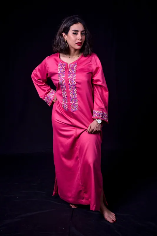 Caftan rose fuchsia brodé, M · حالة جيدة جدا