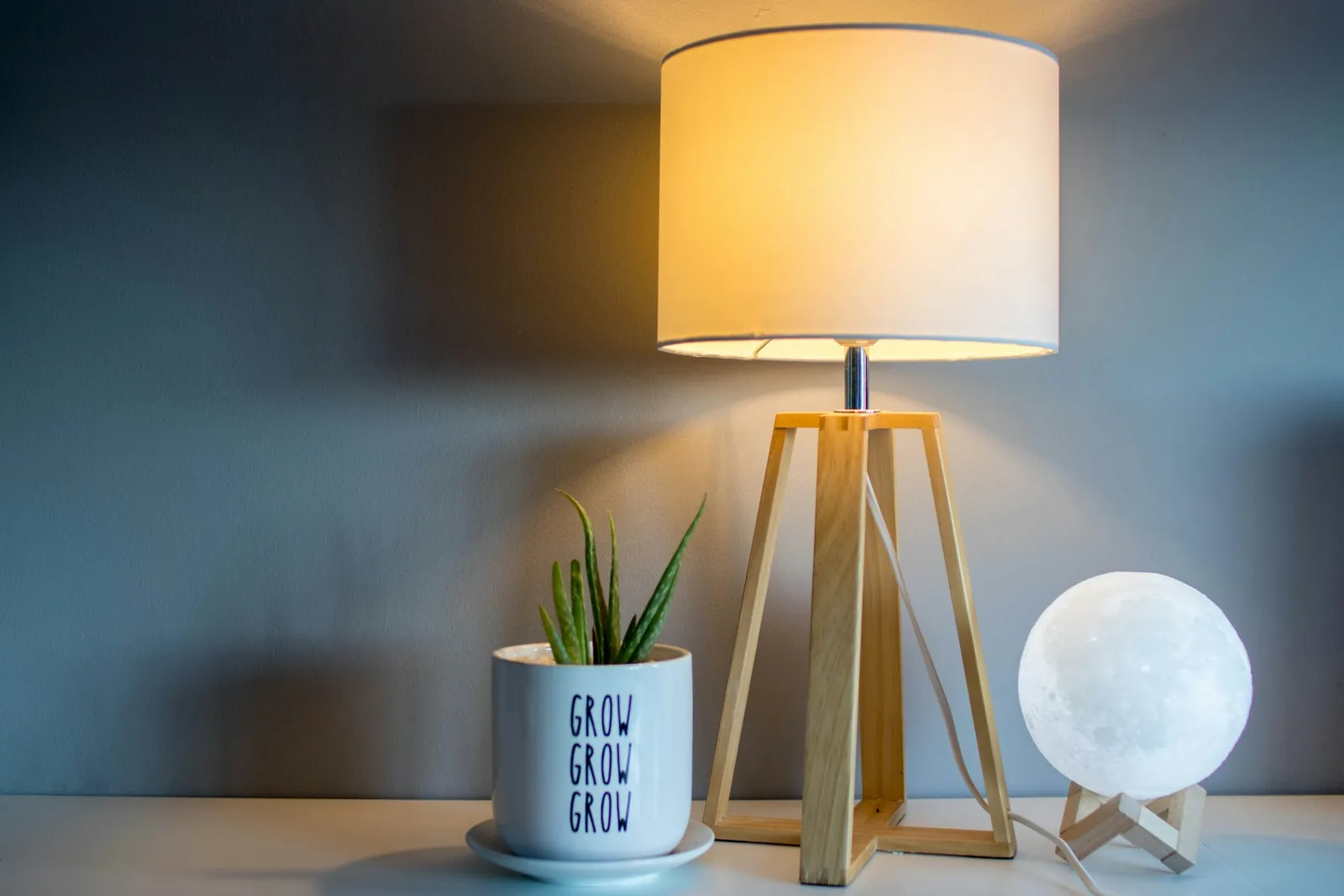 Lampe trépied en bois, abat-jour en lin
