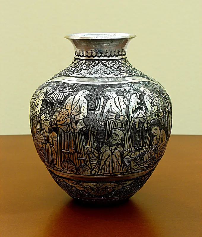 Vase en métal ciselé, حالة جيدة جدا
