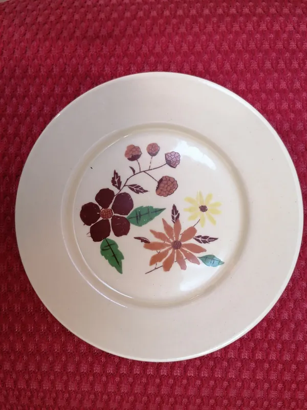 Six assiettes à fleurs, Very good