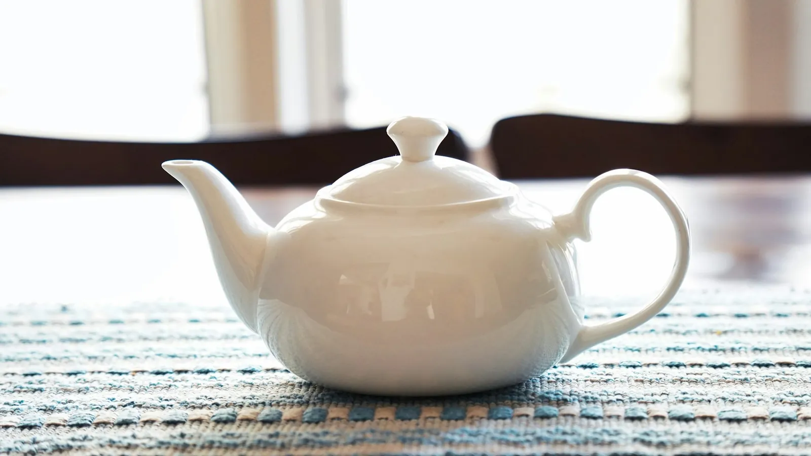 Théière en porcelaine blanche