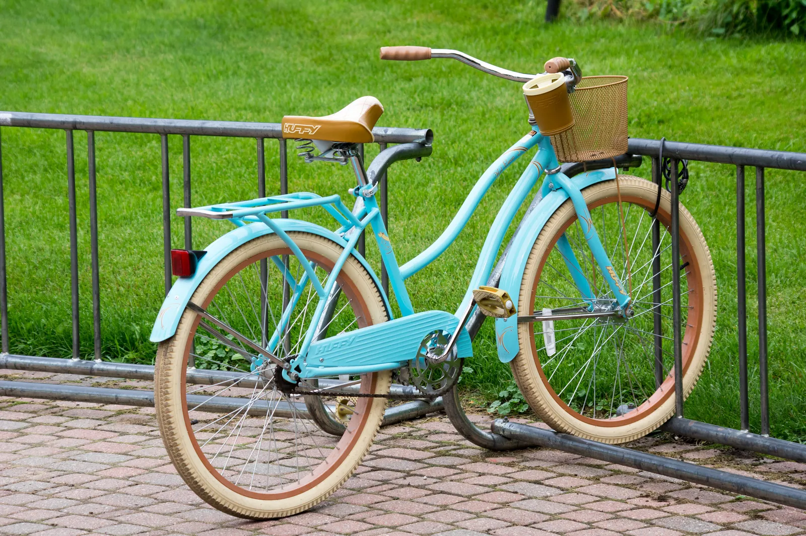 Vélo de ville turquoise avec panier