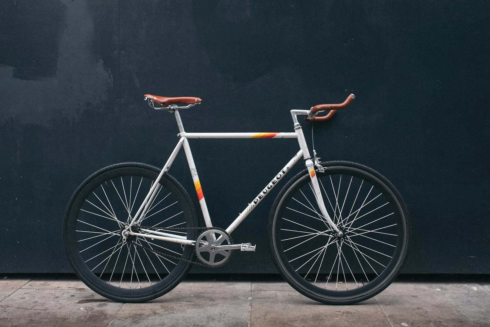 Vélo fixie noir et blanc