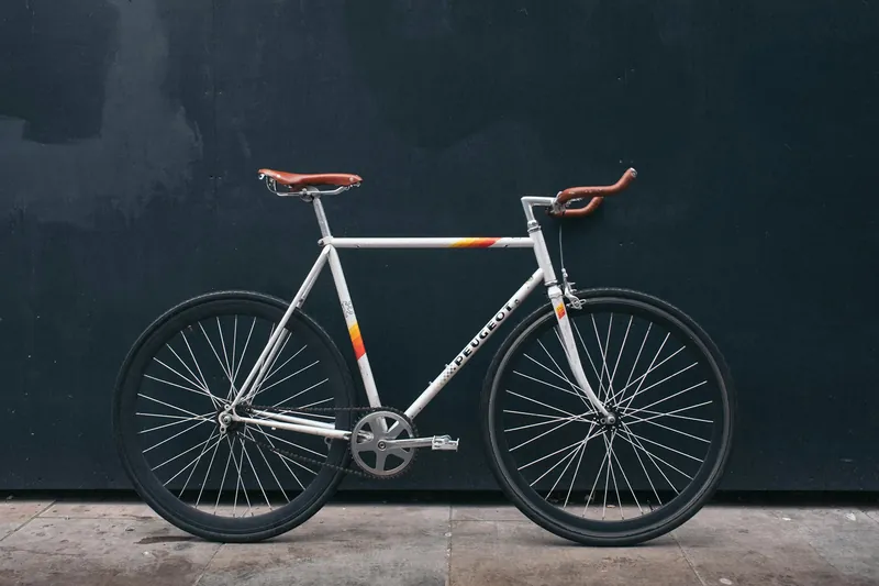 Vélo fixie noir et blanc, حالة جيدة