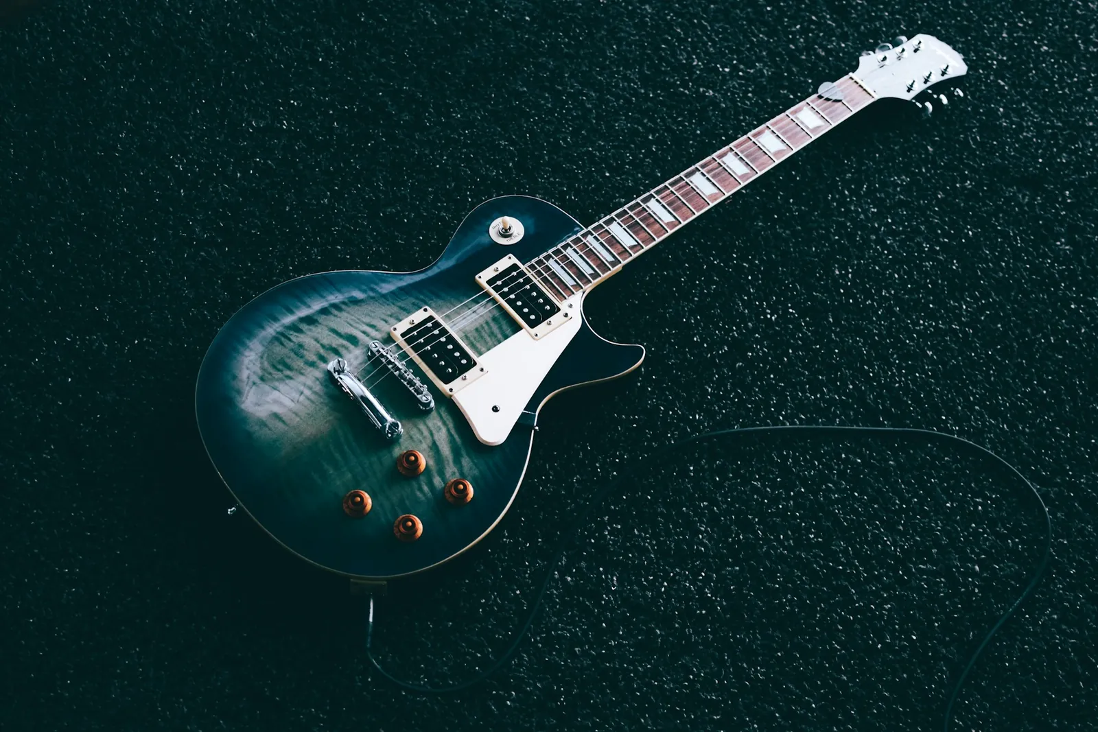 Guitare électrique noire avec housse