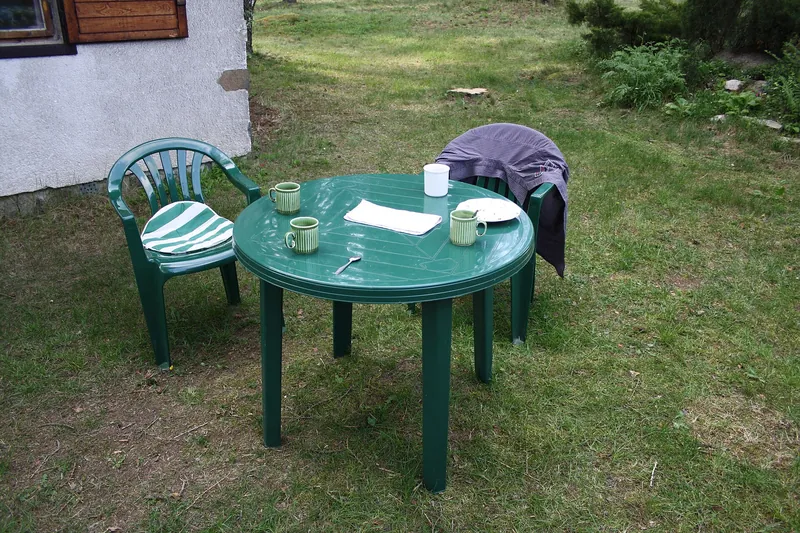 Table et chaises en résine verte, حالة جيدة