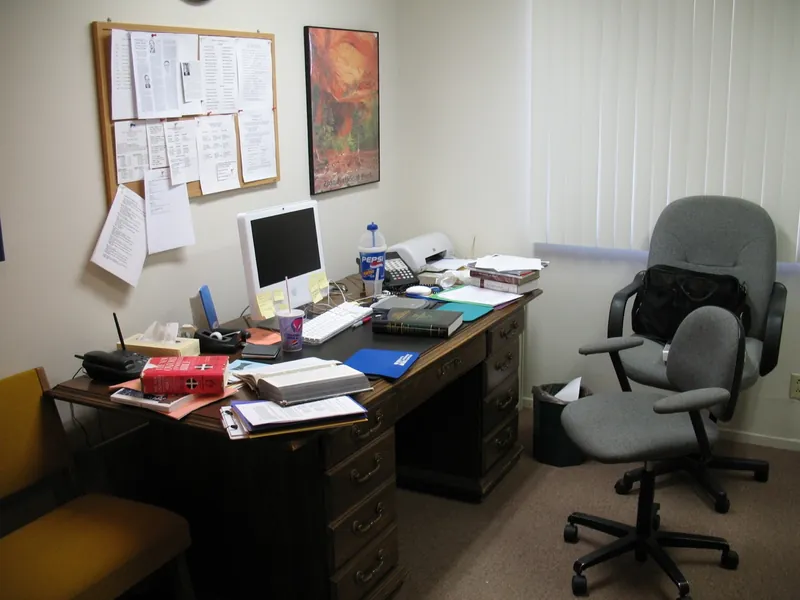 Quatre bureaux et fauteuils de bureau, حالة جيدة