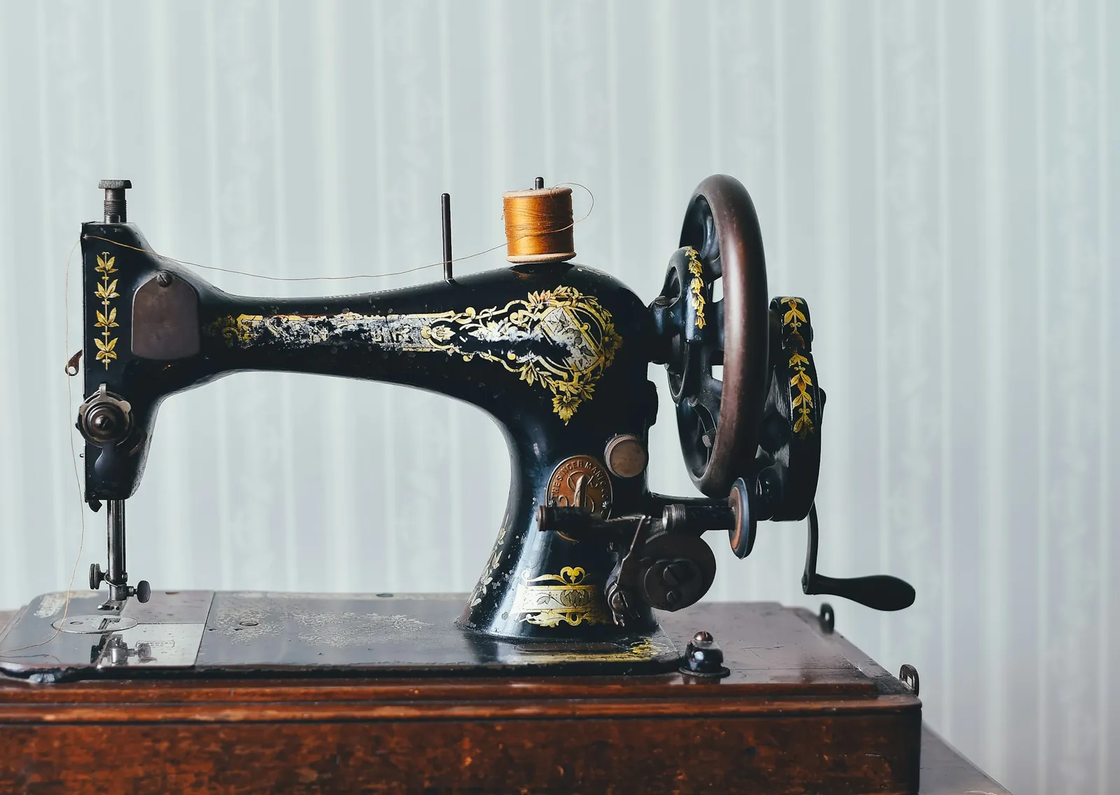 Machine à coudre ancienne à pédale