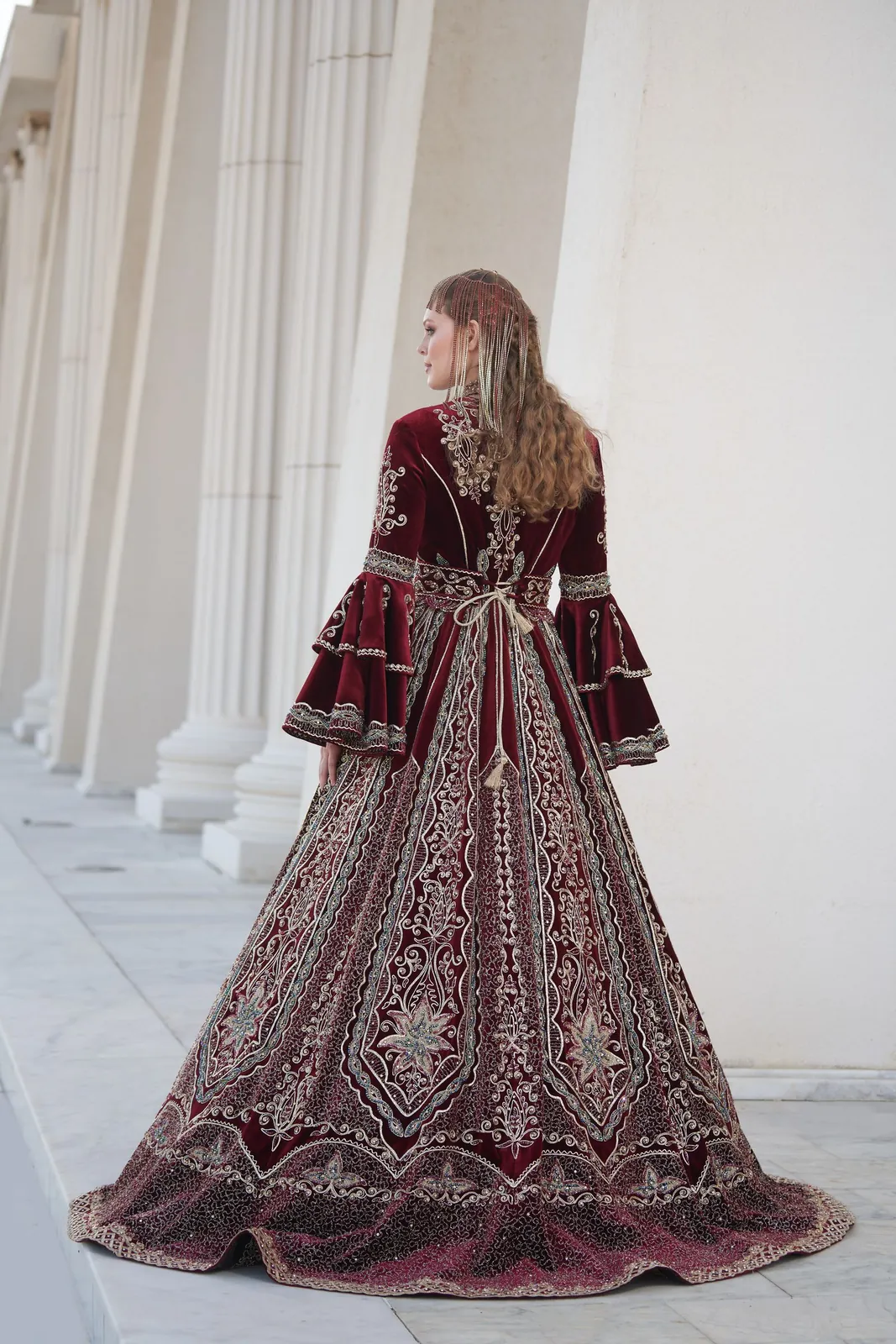 Caftan de soirée brodé bordeaux
