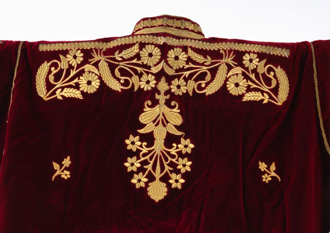 Tenue de mariée en velours brodé avec couronne