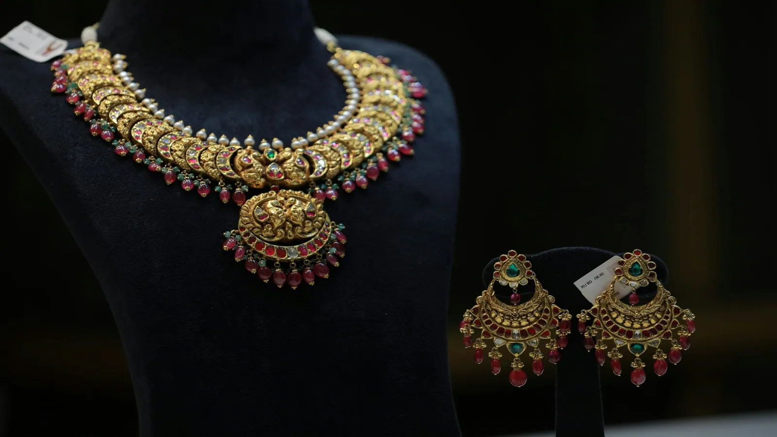 Parure de mariée dorée : collier, couronne et boucles