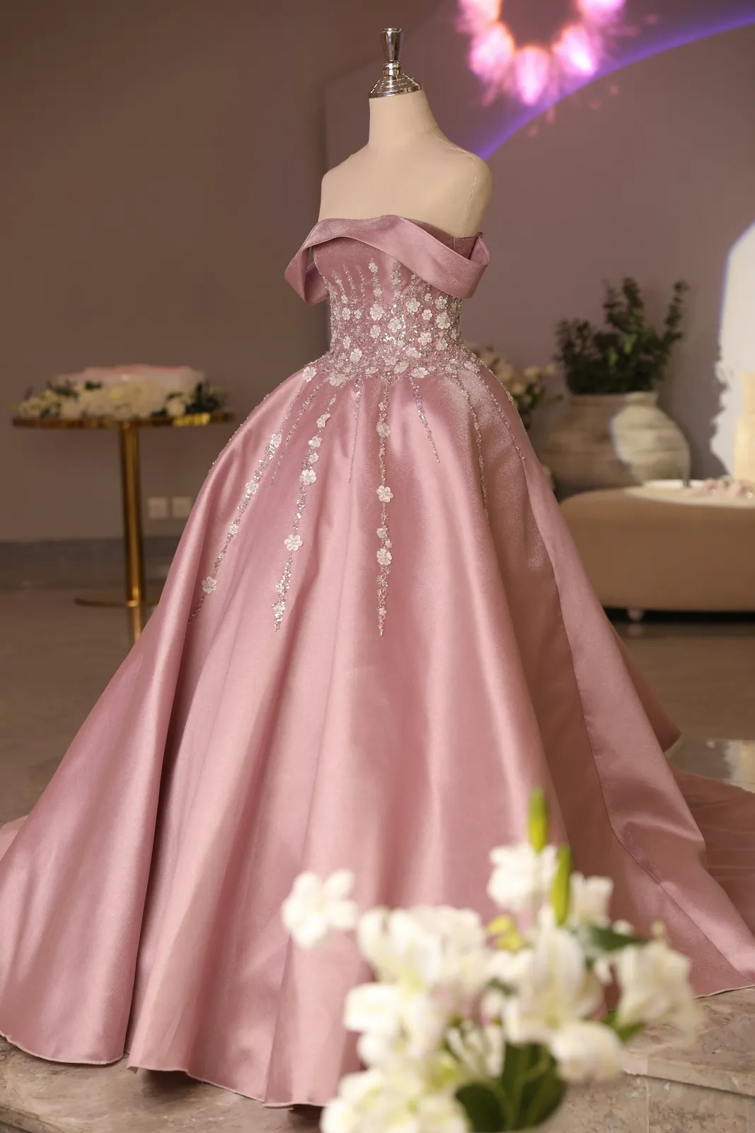 Robe de henné rose en tulle brodé